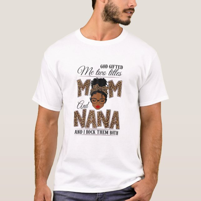 Camiseta Mulheres Deus Me Deu Dois Títulos Mãe Nana Leopard (Frente)