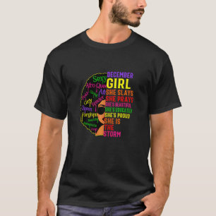 Camiseta Mulheres Dezembro Menina Ela Apresenta e Reza Deze
