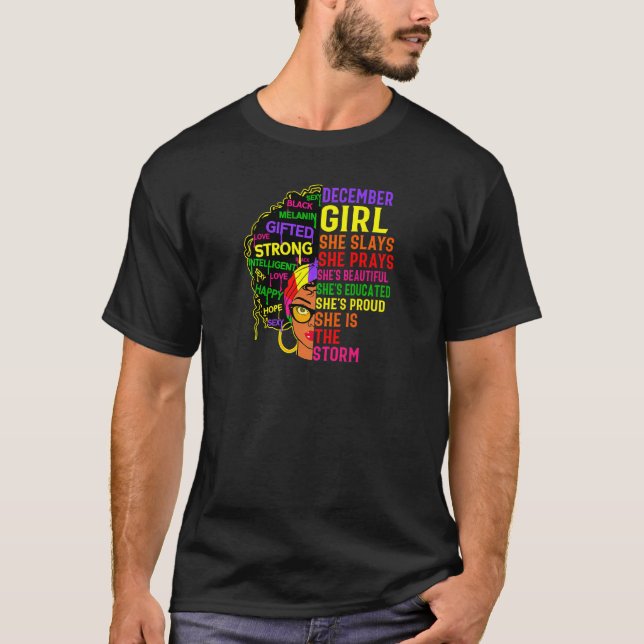 Camiseta Mulheres Dezembro Menina Ela Apresenta e Reza Deze (Frente)