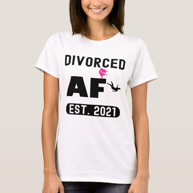 Camiseta Mulheres Divorciadas AF 2021 Finalmente Divorciada (Frente)