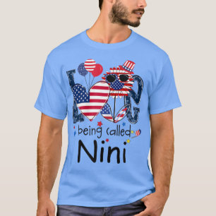 Camiseta Mulheres em 4 de julho Amar sendo chamada Nini Sun