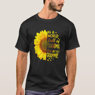 Camiseta Mulheres em um cheio mundial de vovós sejam Grammi