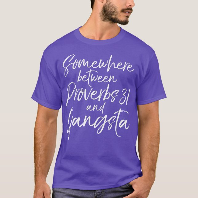 Camiseta Mulheres Engraçadas Entre Proverbs 31 e (Frente)