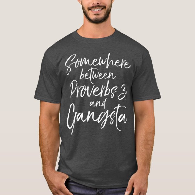 Camiseta Mulheres Engraçadas Presentes Em Algum Lugar Entre (Frente)
