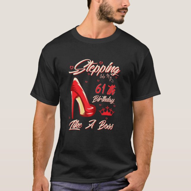 Camiseta Mulheres Entrando No Meu 61º Aniversário Como Um C (Frente)