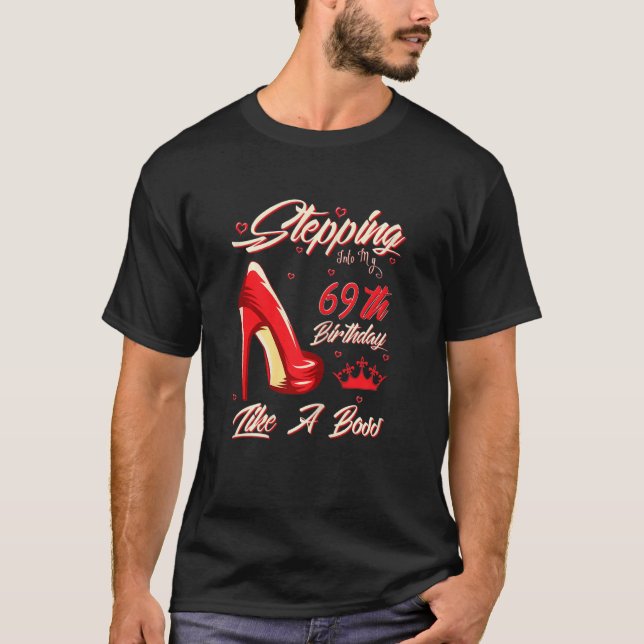Camiseta Mulheres Entrando No Meu 69º Aniversário Como Um C (Frente)