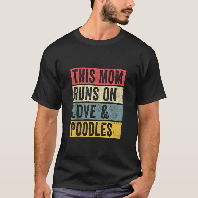 Camiseta Mulheres Esta Mãe Funciona Com Amor E Poodles Cach (Frente)