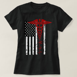Camiseta Mulheres EUA Símbolo Médico Black Patriotic ..