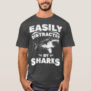 Camiseta Mulheres facilmente distraídas por tubarões VNeck