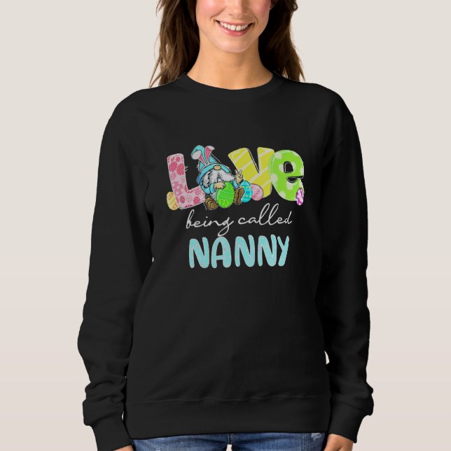 Camiseta Mulheres Gnomo Ama Ser Chamada de Nanny Páscoa Fam (Frente)