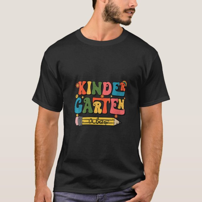 Camiseta Mulheres Jardim de Infância Vibes - Equipe do Kind (Frente)