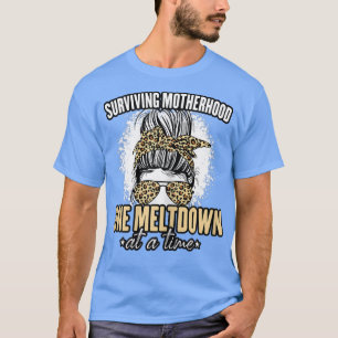 Camiseta Mulheres Mãe Sobrevivendo à Maternidade um derrete