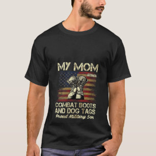 Camiseta Mulheres Minha Mãe Veste Combate Boots E Dog tags 