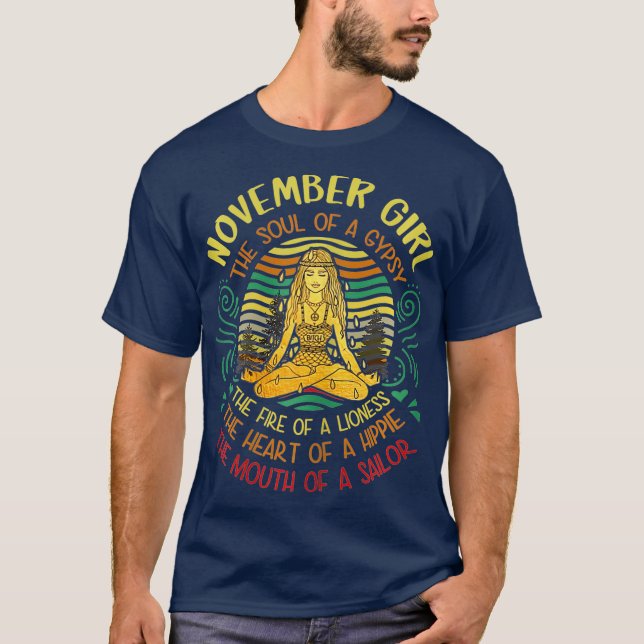 Camiseta Mulheres Novembro Menina A Alma de Um Ioga Cigano (Frente)