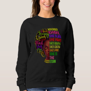 Camiseta Mulheres Novembro Menina Ela Apresenta E Reza Aniv