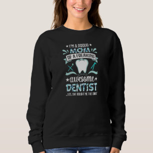 Camiseta Mulheres Orgulhosamente Mãe de um Dentista Incrive