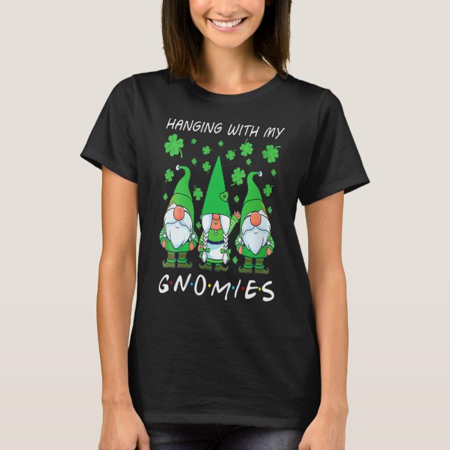 Camiseta Mulheres Passando Com Gnomies Gnomies Rua Patrick  (Frente)
