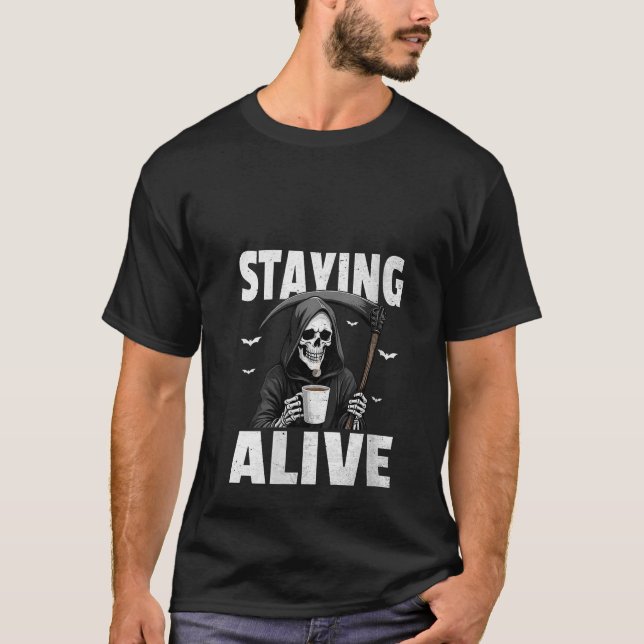 Camiseta Mulheres Permanecendo Vivas Engraçadas Bebendo da  (Frente)