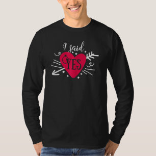 Camiseta Mulheres Que Eu Disse Sim Seta Noivado Coração Cor