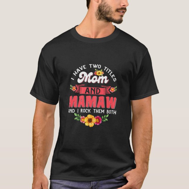 Camiseta Mulheres Tenho Dois Títulos Mãe E Flor De Mamuca (Frente)