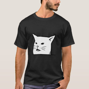 Camiseta Mulheres zangadas gritando com gato confuso à mesa