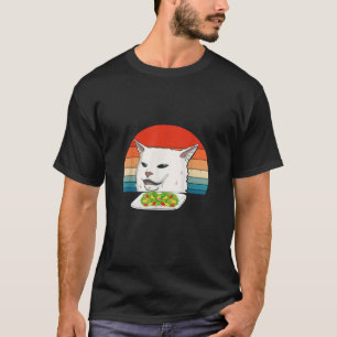 Camiseta Mulheres zangadas gritando com gato confuso no jan
