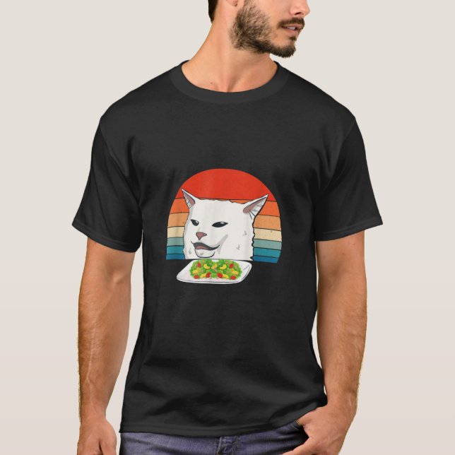 Camiseta Mulheres zangadas gritando com gato confuso no jan (Frente)