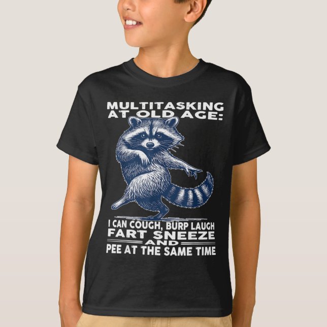 Camiseta Multitasking At Old Age I Can Cough Burp Laugh Far (Frente)