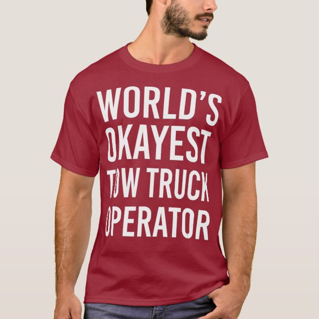 Camiseta MUNDO Okayest Tow Operador de Caminhão Mais Engraç (Frente)