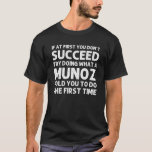 Camiseta MUNOZ Funny Surname Family Tree Birthday Reunião I<br><div class="desc">O trabalho de arte legal para a família "Se no início você não tem sucesso,  tente fazer o que um Munoz lhe disse para fazer a primeira vez" é um presente perfeito para qualquer homem ou mulher que você queira surpreender. Comprar o design agora!</div>