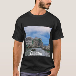 Camiseta Muros de fortaleza, costa rochosa e mar na Croácia