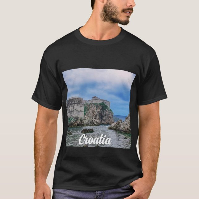 Camiseta Muros de fortaleza, costa rochosa e mar na Croácia (Frente)
