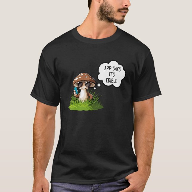 Camiseta Mushroom Picker or Mushroom Hunter picking mushroo (Frente)