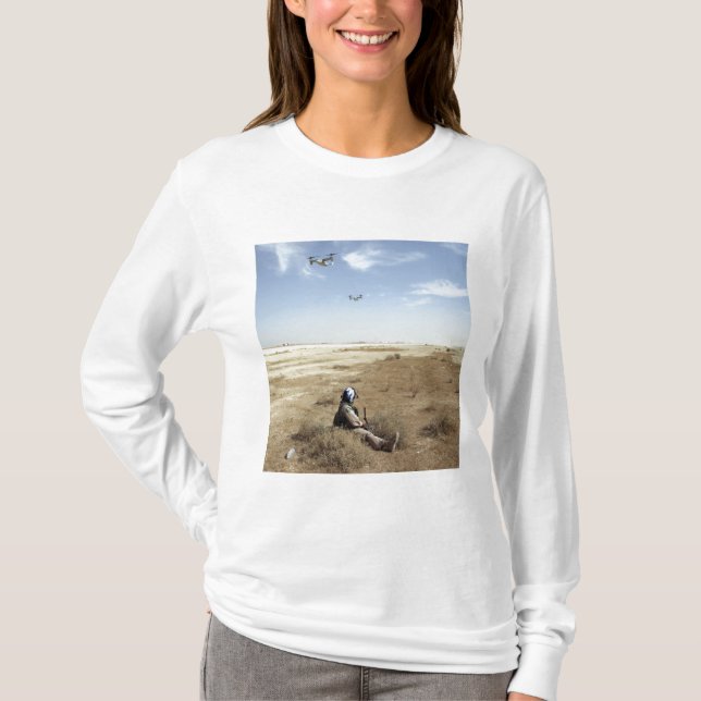 Camiseta MV-22B Ospreys sobrevoam o Hospital de Marinhos do (Frente)