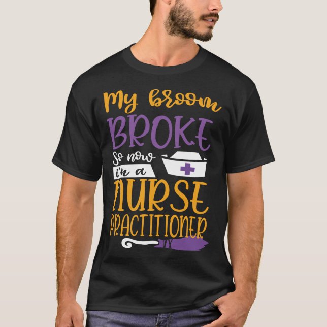 Camiseta My Broom Broke So I Became Nurse Practitioner Hall (Frente)