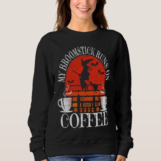 Camiseta My Broomstick Runs On Coffee Cute Halloween Witche (Frente)