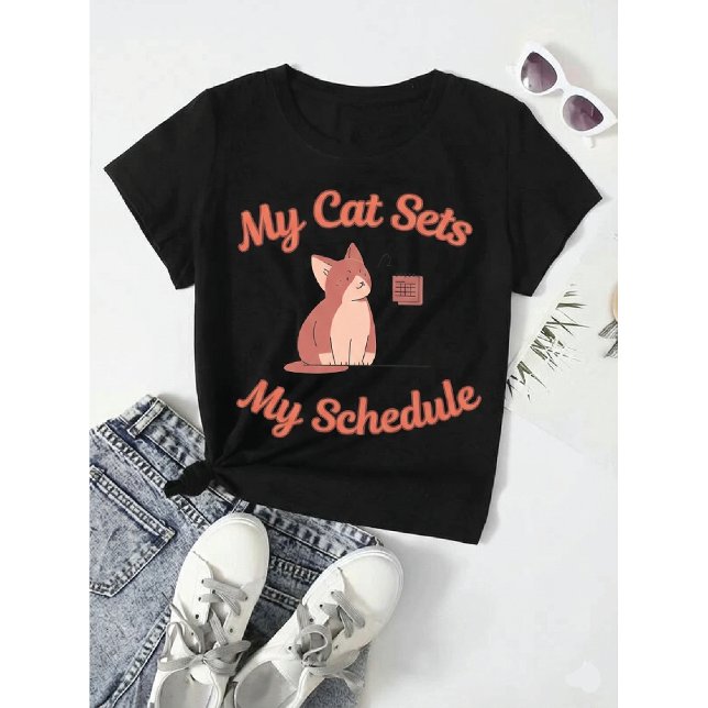Camiseta My Cat Sets My Schedule | Funny WFH Boss Humor (Criador carregado)