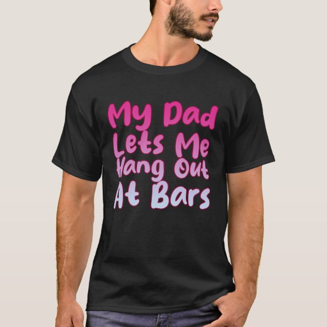 Camiseta My Dad Lets Me Hang Out At Bars (Frente)