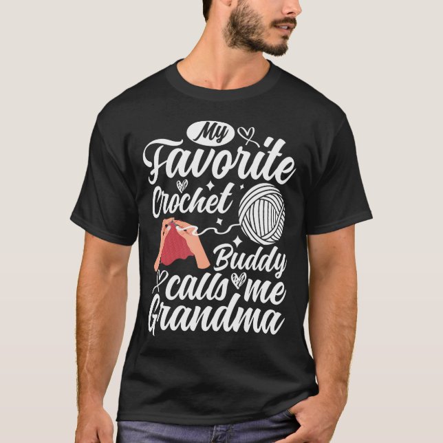 Camiseta My Favorite Crochet Buddy Calls Me Grandma Crochet (Frente)