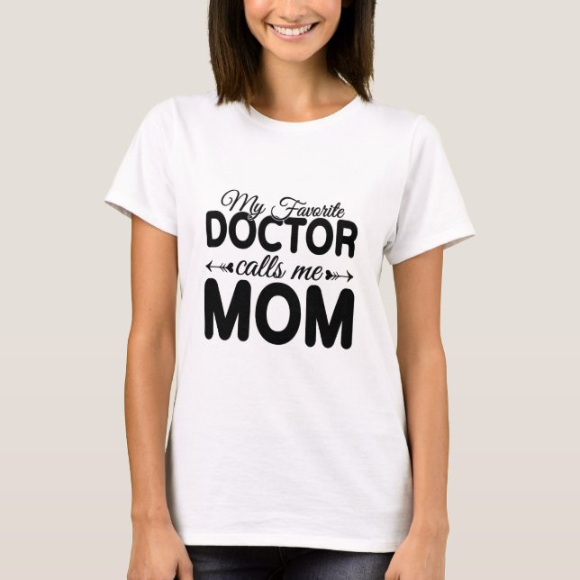 Camiseta My Favorite Doctor Calls Me Mom – Mothers Day (Frente)