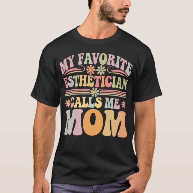 Camiseta My Favorite Esthetician Calls Me Mom Groovy Mother (Frente)