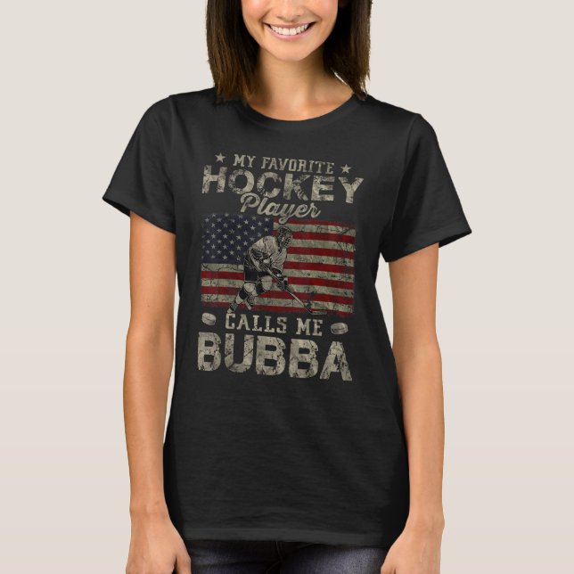 Camiseta My Favorite Hockey Player Calls Me Bubba Father s  (Frente)