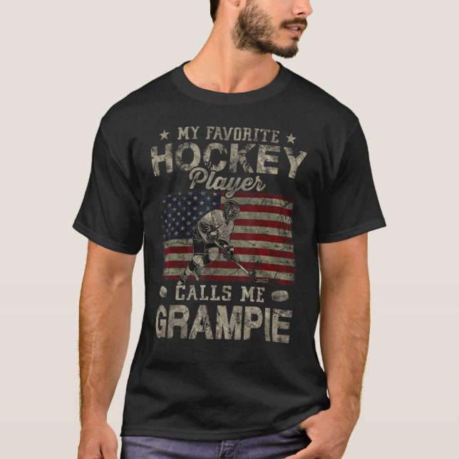 Camiseta My Favorite Hockey Player Calls Me Grampie Father  (Frente)