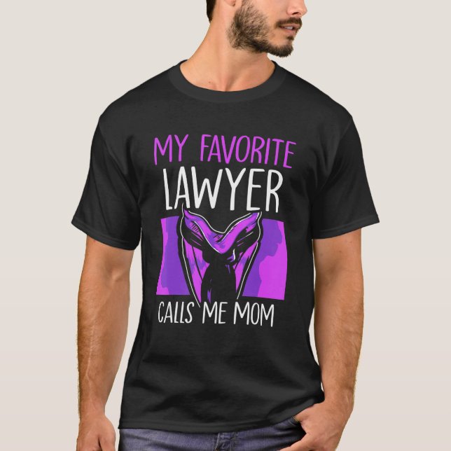 Camiseta My Favorite Lawyer Calls Me Mom Attorney Advocate  (Frente)