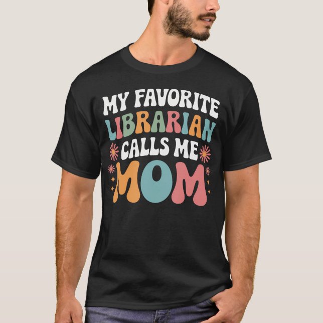 Camiseta My Favorite Librarian Calls Me Mom Funny Groovy Mo (Frente)