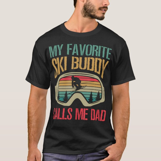 Camiseta My Favorite Ski Buddy Calls Me Dad Skiing Dad (Frente)