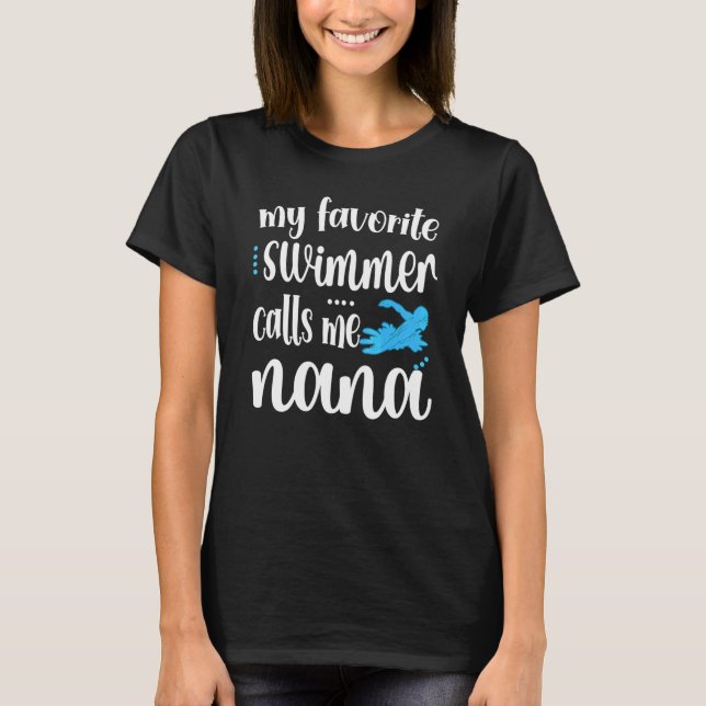 Camiseta My Favorite Swimmer Calls Me Swim Nana Swimmer Nan (Frente)