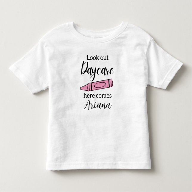 Camiseta My First Day of Daycare, Pink Glitter Crayon (Frente)