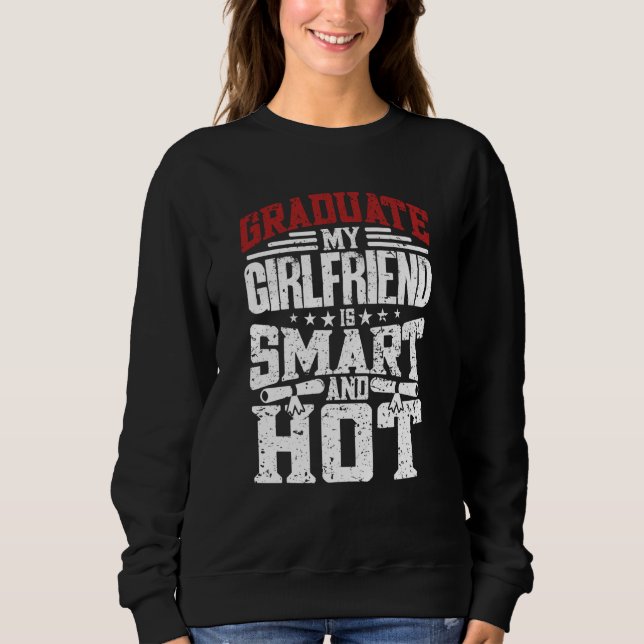 Camiseta My Girlfriend Is Hot And Smart  Graduate Graduatio (Frente)