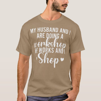 Camiseta My Husband And I Are Doing A Workshop He Works I S